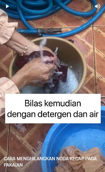 Cara cepat hilangkan noda kecap di baju pakai 1 bahan dapur, pakaian tak rusak dan warna tak pudar