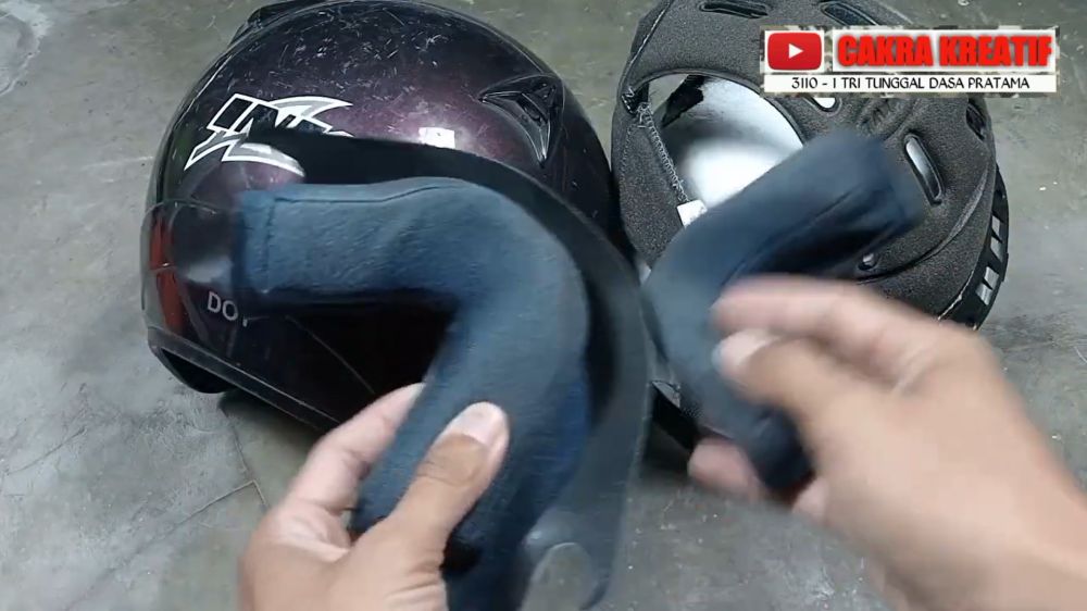 Jangan hanya dijemur, ini trik hilangkan bau apek di helm pakai tambahan 1 bahan dapur