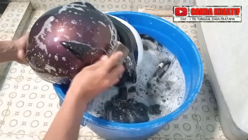 Jangan hanya dijemur, ini trik hilangkan bau apek di helm pakai tambahan 1 bahan dapur