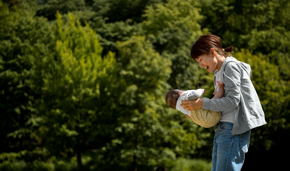 Benarkah menggendong bayi keluar rumah saat Maghrib bakal diikuti makhluk halus?