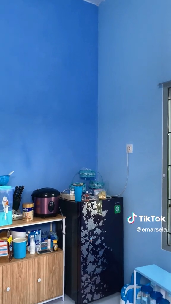 Pencinta biru pasti suka, 9 potret makeover dapur tanpa kitchen set ini bikin suasana nggak monoton