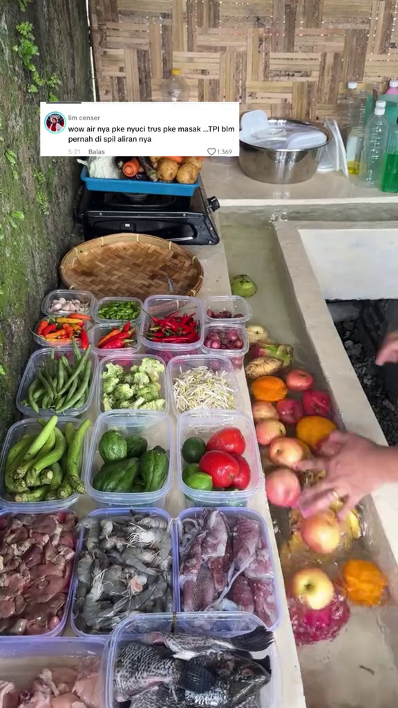 Dapur ini punya tempat cuci piring unik ala selokan mengalir yang tuai pro-kontra, intip 7 potretnya