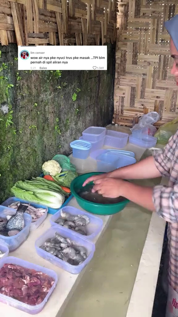 Dapur ini punya tempat cuci piring unik ala selokan mengalir yang tuai pro-kontra, intip 7 potretnya