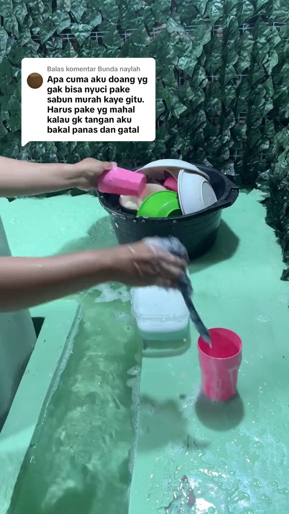 Dapur ini punya tempat cuci piring unik ala selokan mengalir yang tuai pro-kontra, intip 7 potretnya