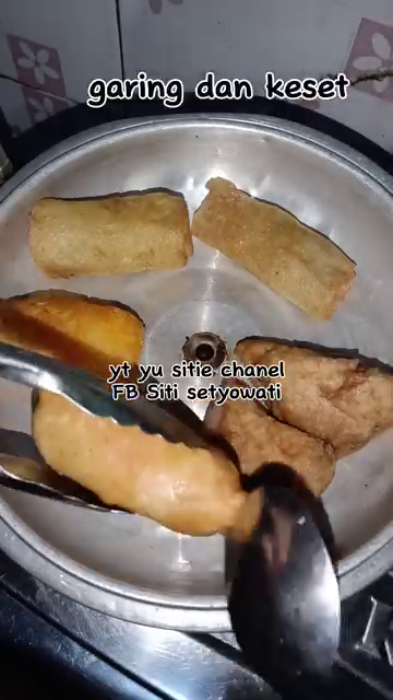Bukan digoreng dalam minyak, ini trik menghangatkan gorengan agar tekstur tetap garing dan tak lembek