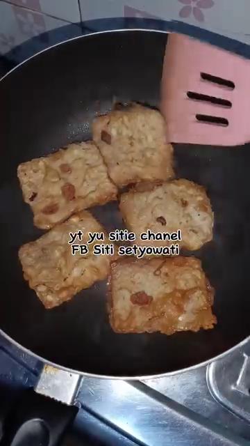 Bukan digoreng dalam minyak, ini trik menghangatkan gorengan agar tekstur tetap garing dan tak lembek