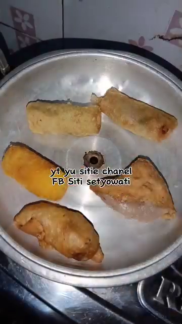 Bukan digoreng dalam minyak, ini trik menghangatkan gorengan agar tekstur tetap garing dan tak lembek