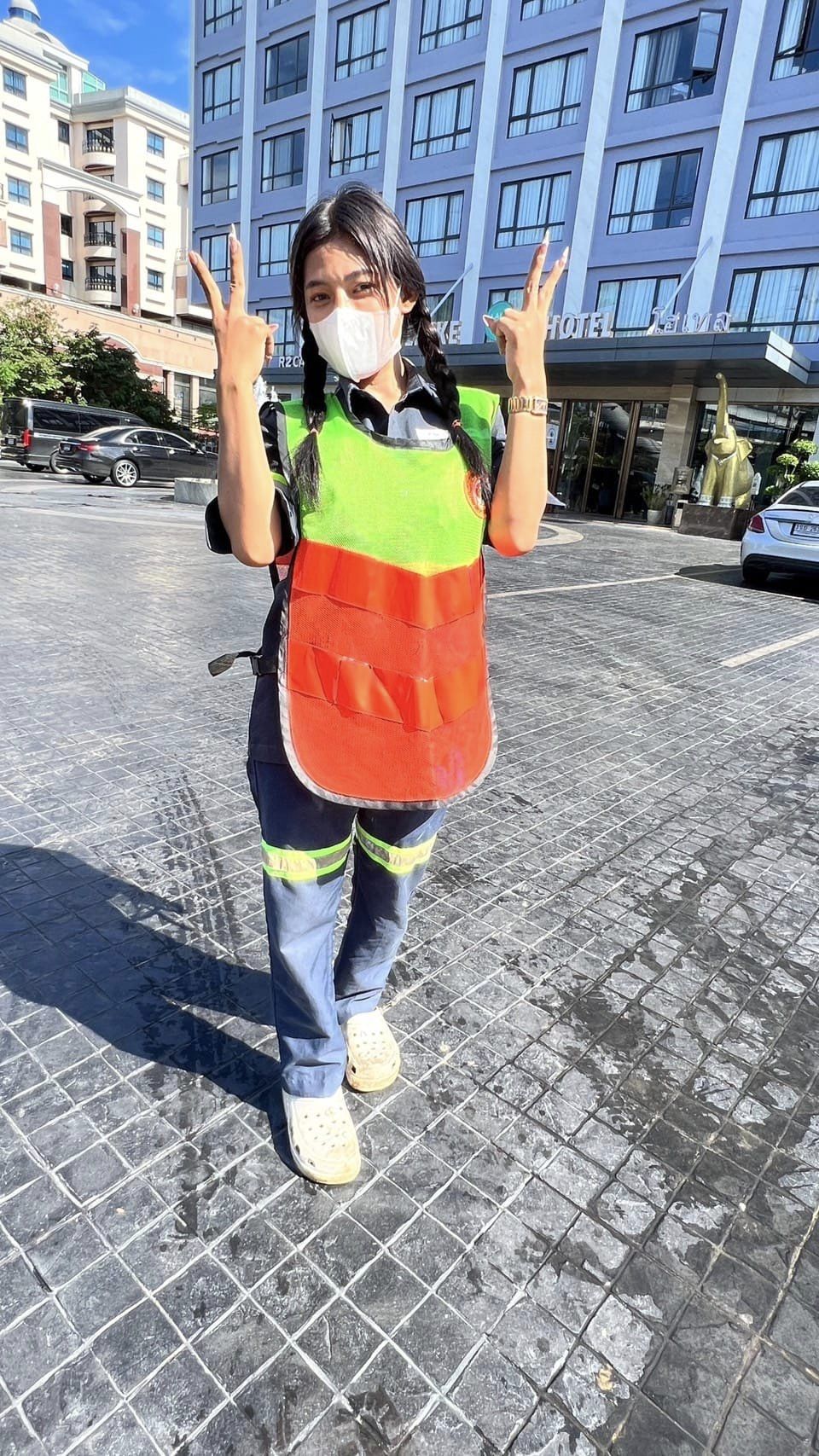 Capai financial freedom di usia 27, wanita tukang sapu ini berpenghasilan Rp27 juta/bulan, kok bisa?