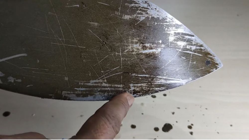 Bukan dioles pasta gigi atau garam, ini cara bersihkan kerak gosong setrika cuma pakai 2 bahan dapur