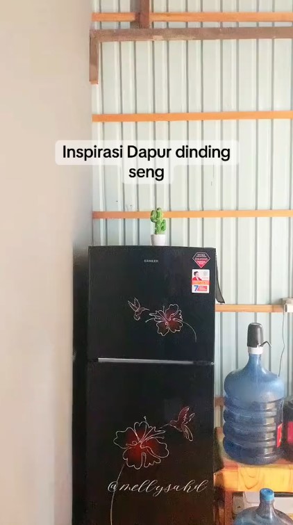 Wanita ini huni rumah subsidi di atas rawa dengan dapur berdinding seng, 9 potret penataannya estetik