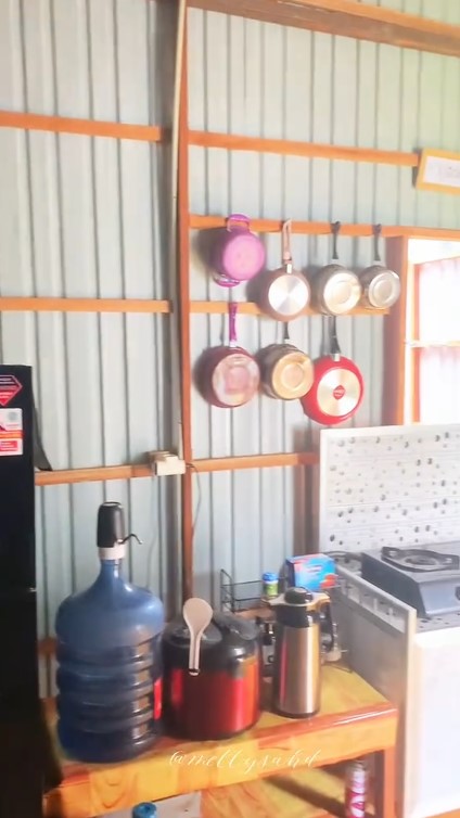 Wanita ini huni rumah subsidi di atas rawa dengan dapur berdinding seng, 9 potret penataannya estetik