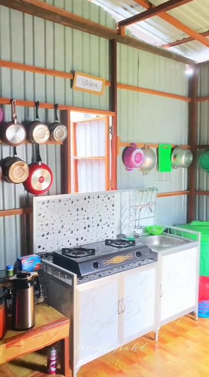 Wanita ini huni rumah subsidi di atas rawa dengan dapur berdinding seng, 9 potret penataannya estetik