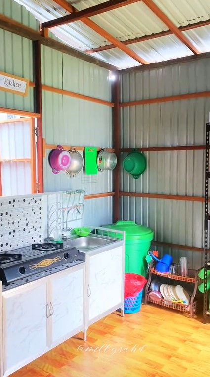 Wanita ini huni rumah subsidi di atas rawa dengan dapur berdinding seng, 9 potret penataannya estetik