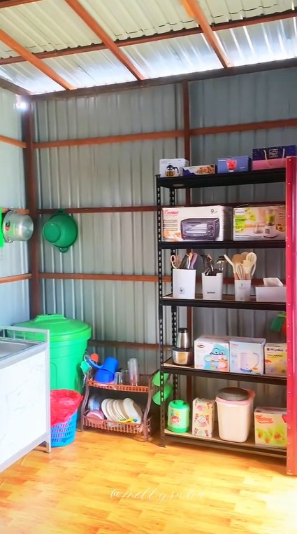 Wanita ini huni rumah subsidi di atas rawa dengan dapur berdinding seng, 9 potret penataannya estetik