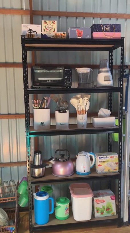 Wanita ini huni rumah subsidi di atas rawa dengan dapur berdinding seng, 9 potret penataannya estetik
