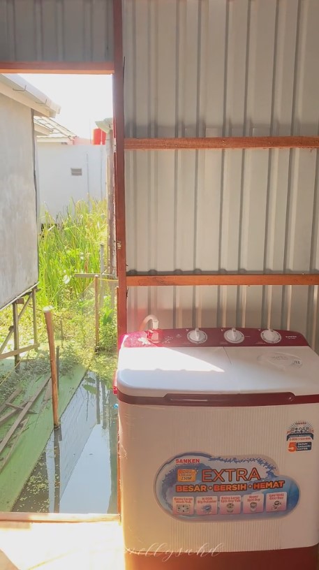 Wanita ini huni rumah subsidi di atas rawa dengan dapur berdinding seng, 9 potret penataannya estetik