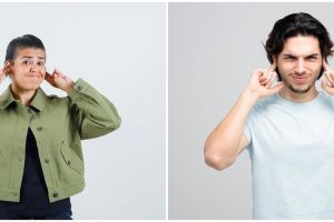 Jadi tanda ada yang membicarakan, 7 arti telinga berdenging