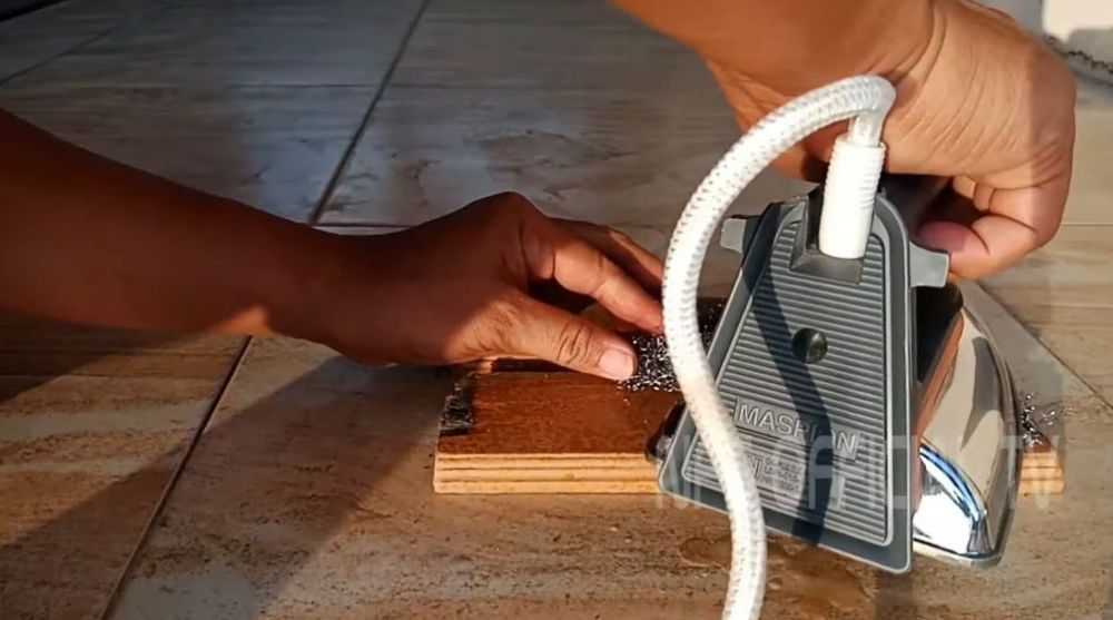Tak perlu beli baru, ini trik mengubah setrika lama berkerak gosong agar kinclong mulus pakai 1 bahan