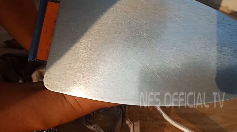 Tak perlu beli baru, ini trik mengubah setrika lama berkerak gosong agar kinclong mulus pakai 1 bahan