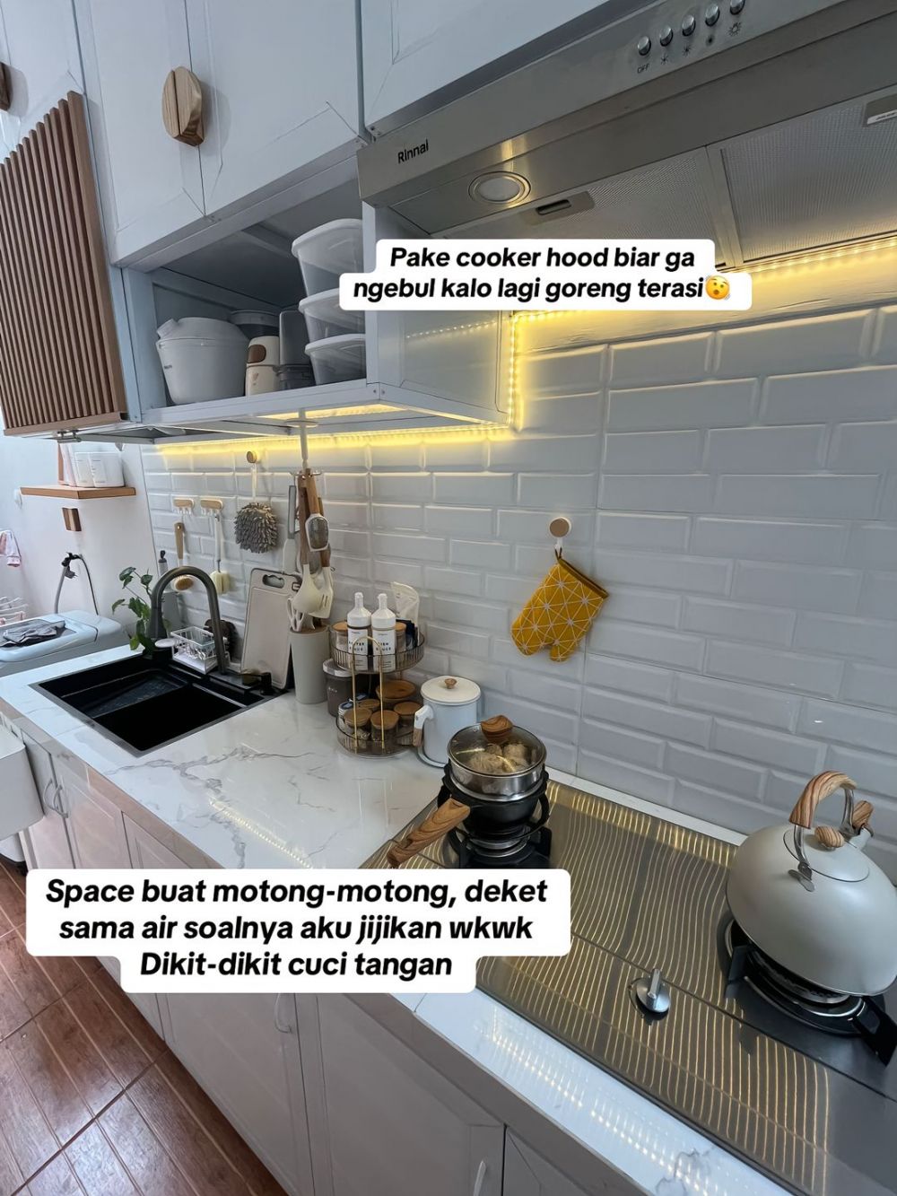 Awalnya berantakan bak gudang, 9 potret dapur usai renovasi ini meski segaris penataannya estetik