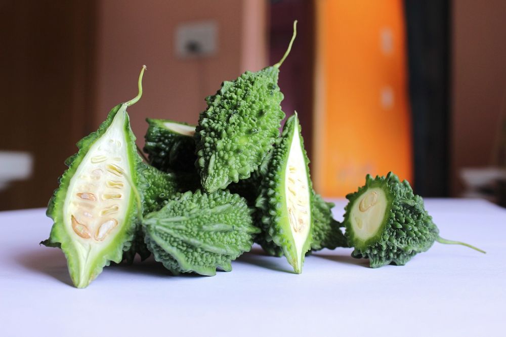 3 Cara menghilangkan pahit pare dengan bahan dapur dalam 15 menit, disertai rekomendasi resep lezatnya