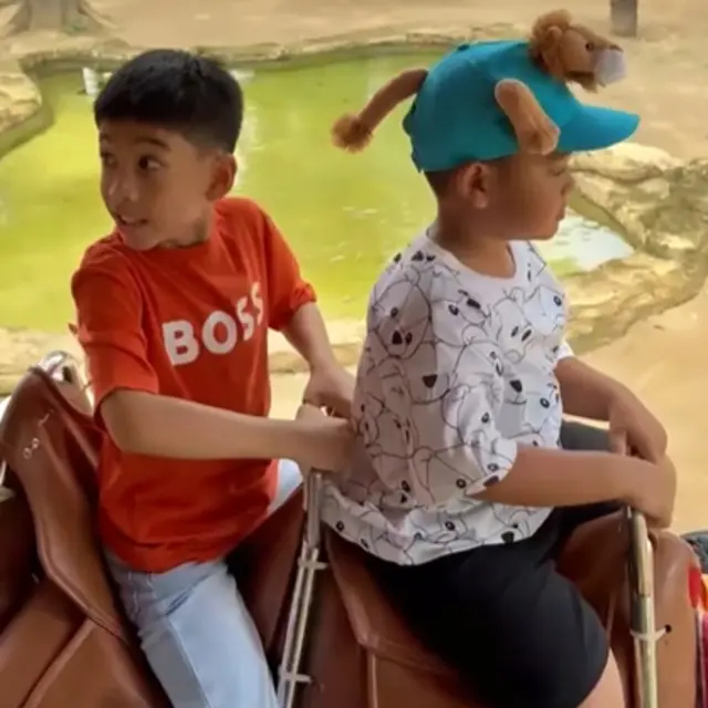 Keluarga Jokowi rayakan Natal jalan-jalan ke Taman Safari, gaya busana mewah anak Kahiyang disorot