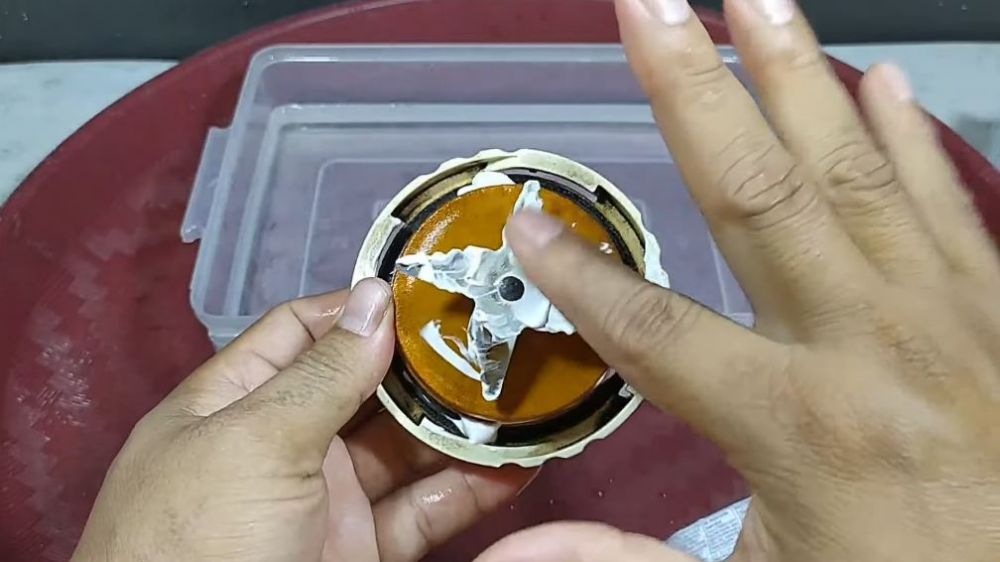 Bukan pakai garam dan cangkang telur, ini trik jitu mengasah pisau blender agar tajam seperti baru