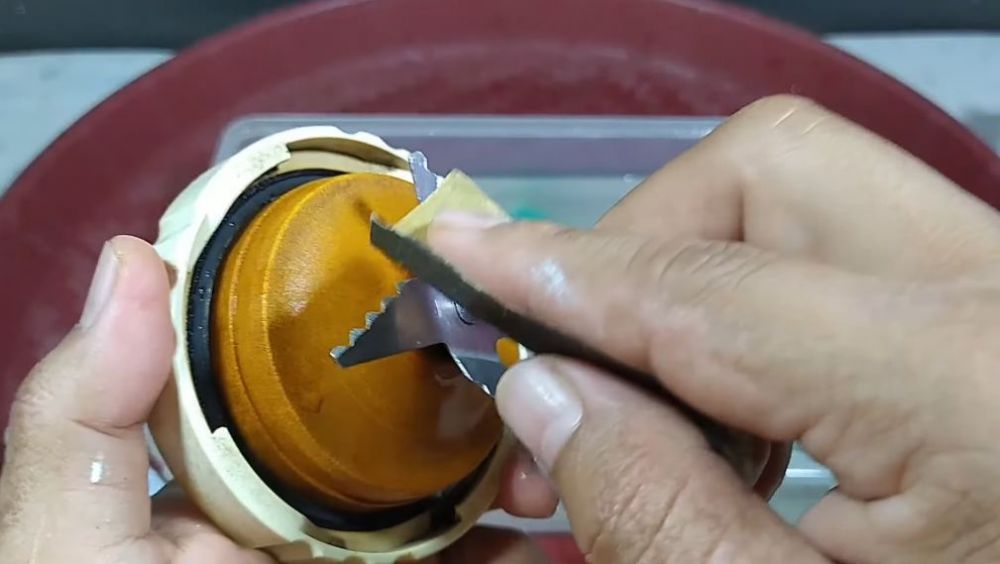 Bukan pakai garam dan cangkang telur, ini trik jitu mengasah pisau blender agar tajam seperti baru