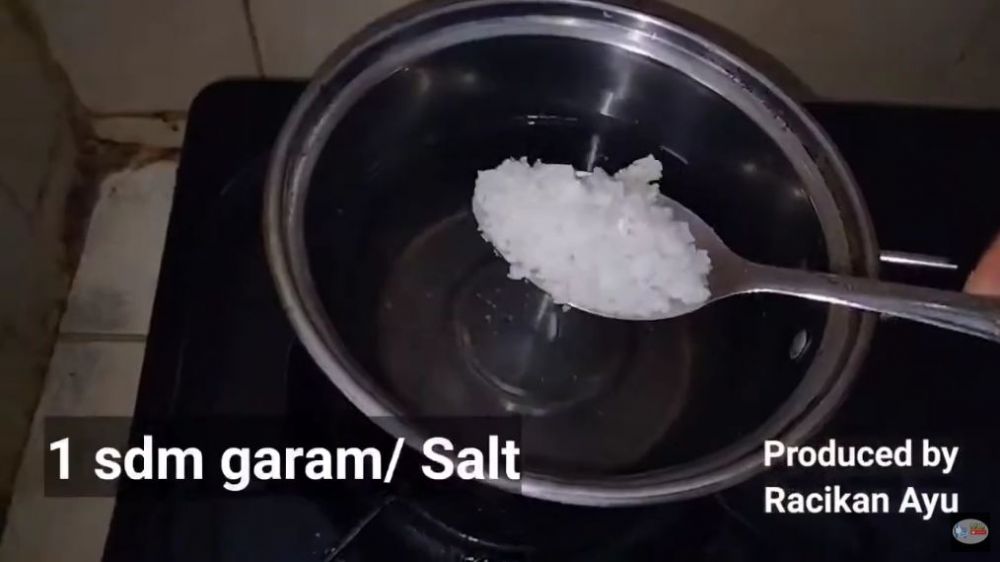 Andalkan 2 bahan dapur sederhana, ini cara menghilangkan kerak tebal bekas minuman di teko keramik