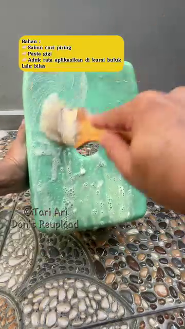 Trik bersihkan kursi plastik berlumut hitam jadi kesat antilicin, cukup andalkan 1 bahan dapur ini