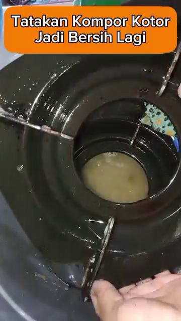 Punya tatakan kompor berkerak dan penuh lemak? Begini cara membersihkannya agar kinclong tanpa cuka