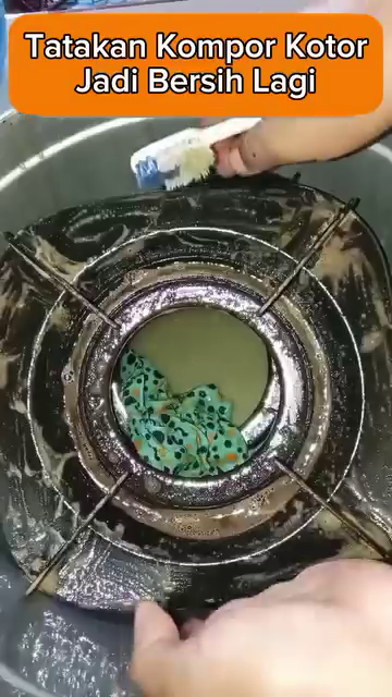 Punya tatakan kompor berkerak dan penuh lemak? Begini cara membersihkannya agar kinclong tanpa cuka