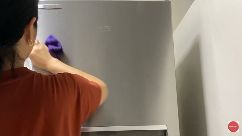 Gunakan trik ini, pintu kulkas kusam dekil bisa kinclong lagi cuma dengan 2 bahan dapur