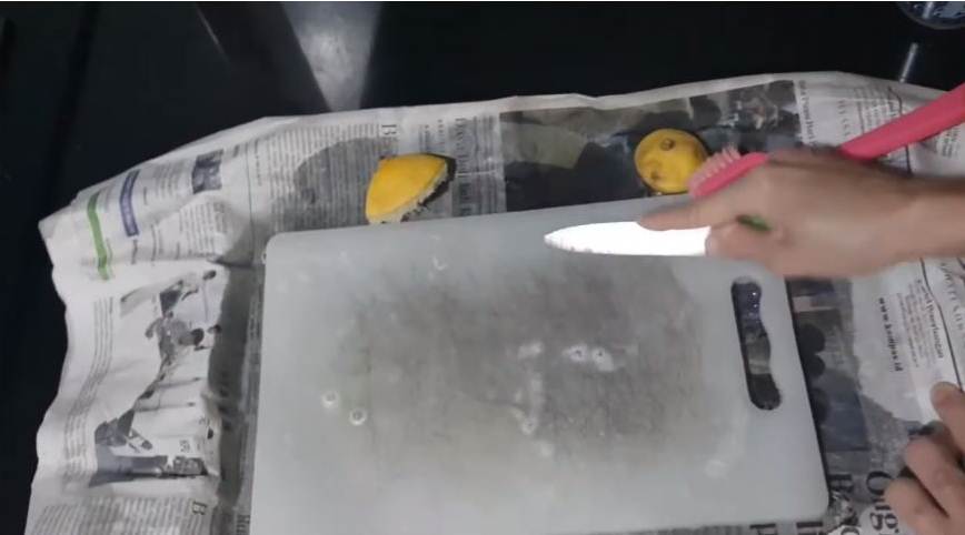 Trik bersihkan talenan plastik kotor agar kinclong lagi tanpa digosok pasta gigi