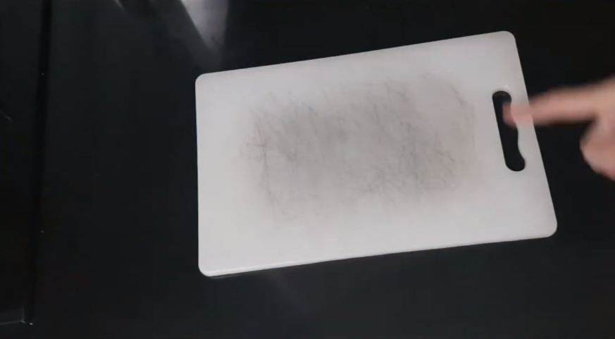 Trik bersihkan talenan plastik kotor agar kinclong lagi tanpa digosok pasta gigi