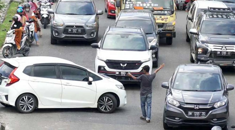 Mengungkap asal usul Polisi Cepek, kini jadi ikon jalan raya dengan julukan Pak Ogah