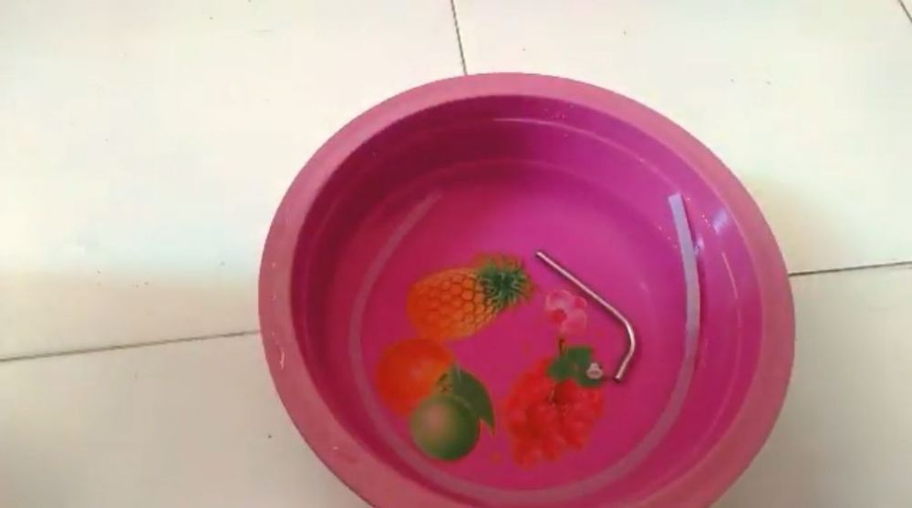Tak pakai sabun cuci piring, ini trik bersihkan selang pompa galon elektrik agar tak bau dan berlendir