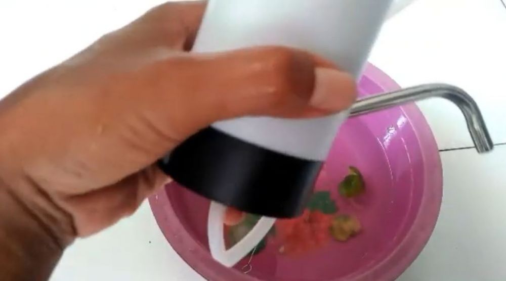 Tak pakai sabun cuci piring, ini trik bersihkan selang pompa galon elektrik agar tak bau dan berlendir
