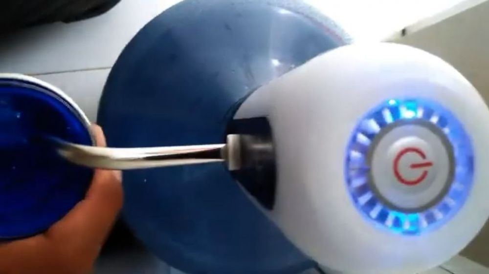 Tak pakai sabun cuci piring, ini trik bersihkan selang pompa galon elektrik agar tak bau dan berlendir