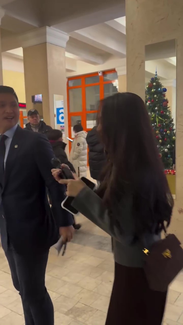 9 Momen Beby Tsabina temani Rizki Natakusumah dinas ke luar negeri, sweet bak drama Korea