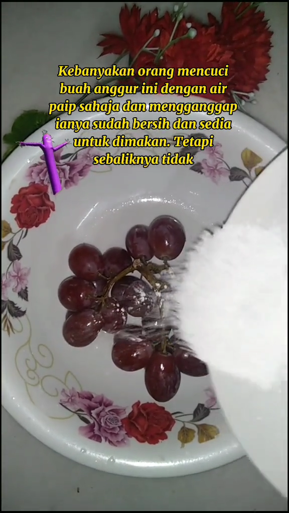 Tak perlu direndam garam, trik mudah hilangkan lapisan lilin pada anggur hanya dengan 1 bahan dapur