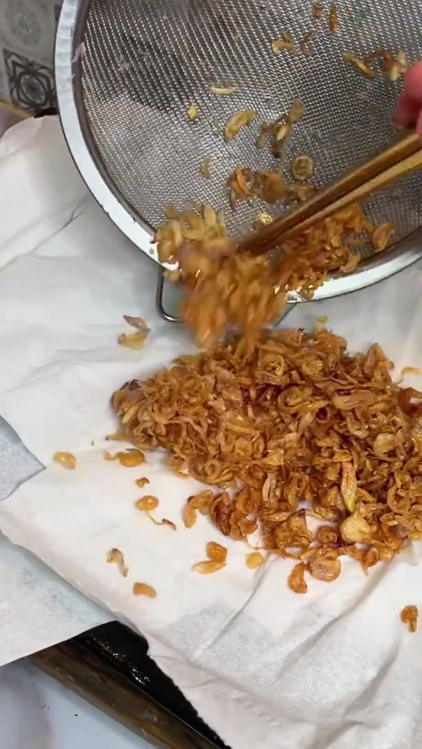 Pakai cara ini, bawang goreng bisa semakin renyah dan tak berminyak hingga berbulan-bulan