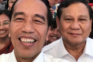 Rumahnya di Solo jadi tempat wisata dadakan, penampilan Jokowi saat sambut tamu ini bikin heran