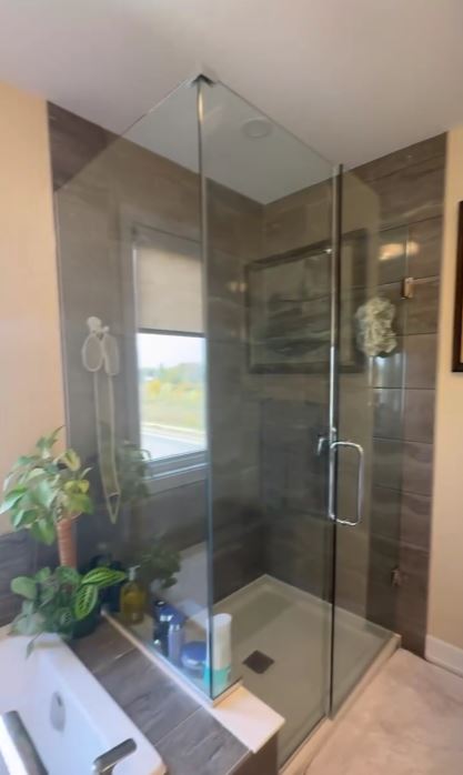 Menetap di Kanada usai dinikahi bule, ini 7 potret kamar mandi Cut Memey dilengkapi lukisan & rak buku