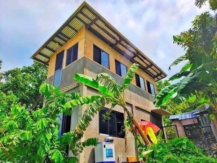 Rumah perpaduan triplek-semen ini tampak ringkih dari luar tapi dalamnya mewah pol, intip 6 potretnya