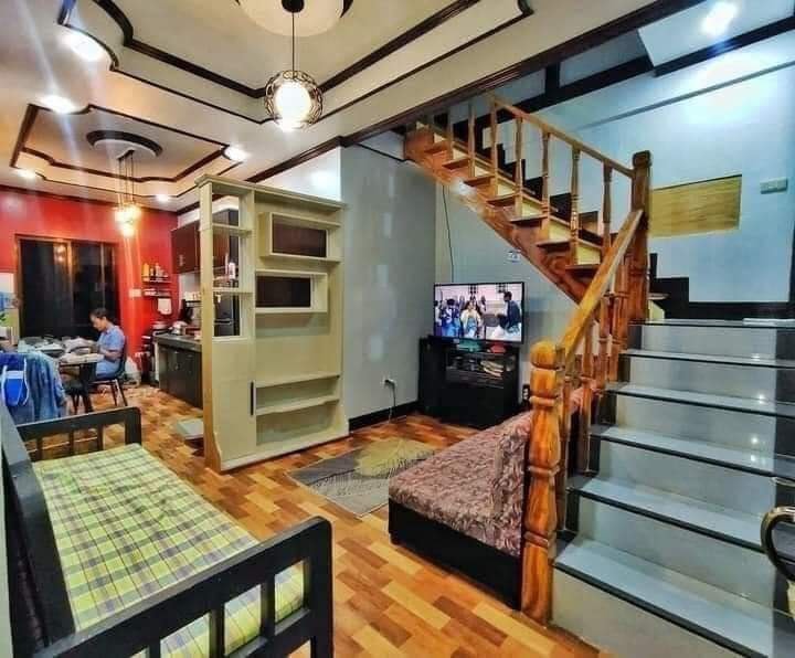 Rumah perpaduan triplek-semen ini tampak ringkih dari luar tapi dalamnya mewah pol, intip 6 potretnya