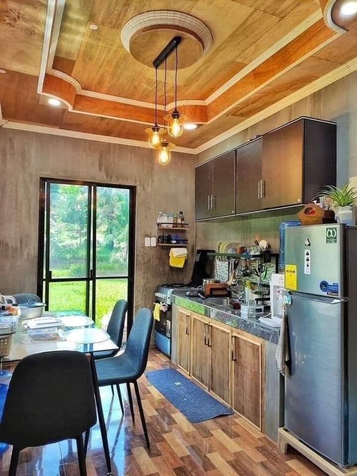 Rumah perpaduan triplek-semen ini tampak ringkih dari luar tapi dalamnya mewah pol, intip 6 potretnya