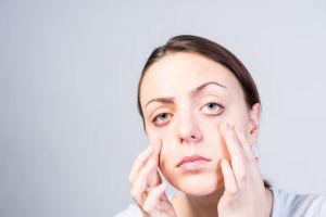 Kombinasi bubuk kopi dan 1 bahan dapur efektif atasi tampilan mata panda, begini cara memakainya