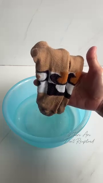 Bukan disikat, ini cara cuci kaus kaki dekil dan bau agar tak melar cuma pakai tambahan 1 bahan dapur