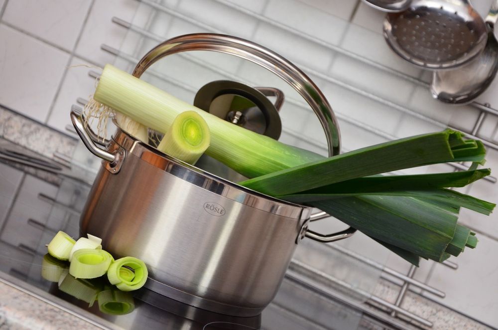 Trik mengiris bahan makanan agar tangan tak teriris pisau, ini 5 teknik aman ala chef profesional